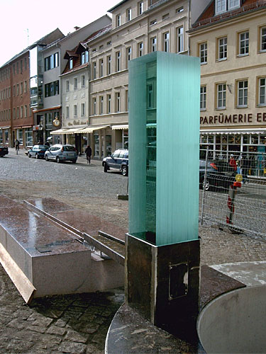Glasstele, Brunnensockel, Foto: Andreas Kroß